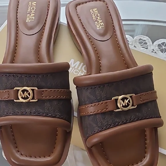 Michael Kors NIB Brown and Dark Brown Slide Sandals - Picture 3 of 7